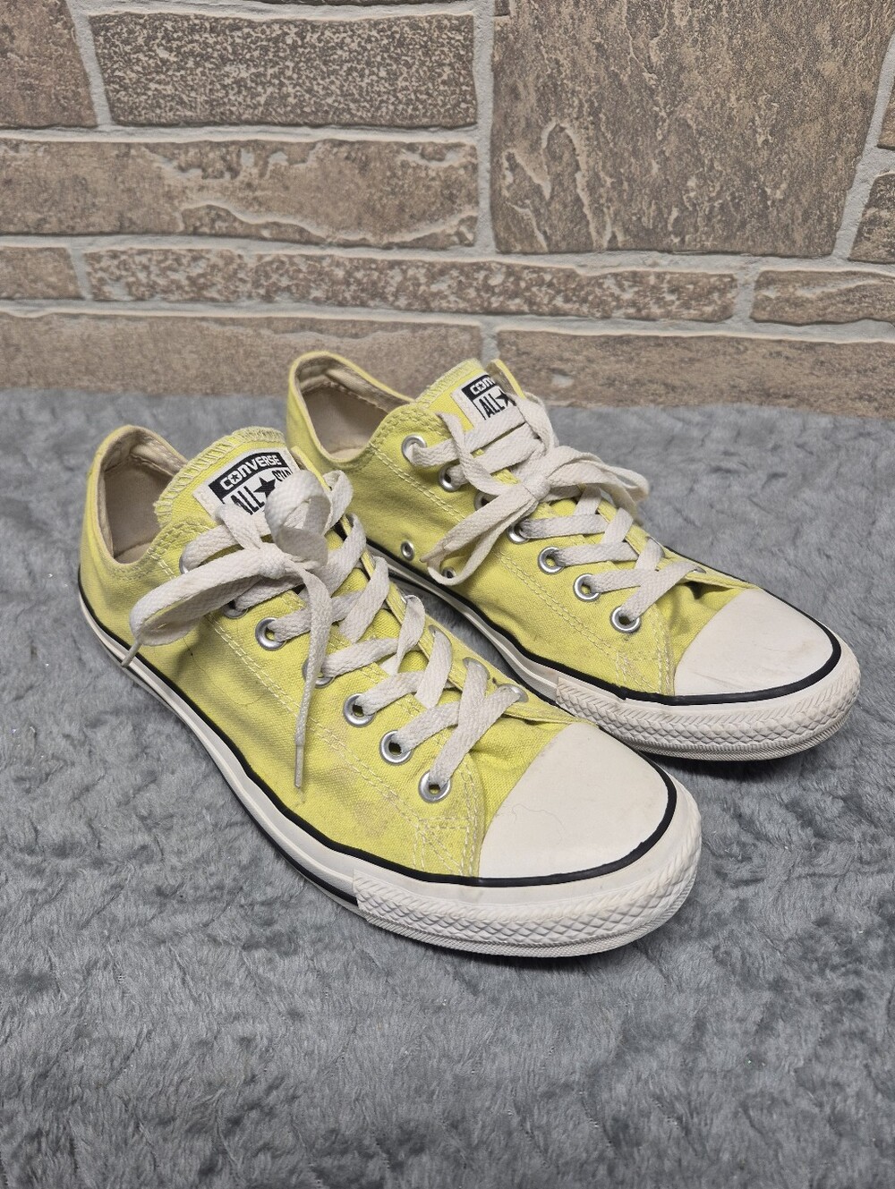 Converse Low Top Sneakers in Yellow and White Size 9